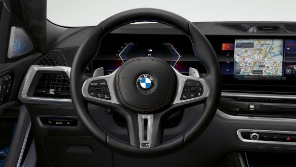 BMW X6 M60i xDrive G06 MP М кожен волан BMW X6 M60i xDrive G06 MP М кожен волан снимка отблизо