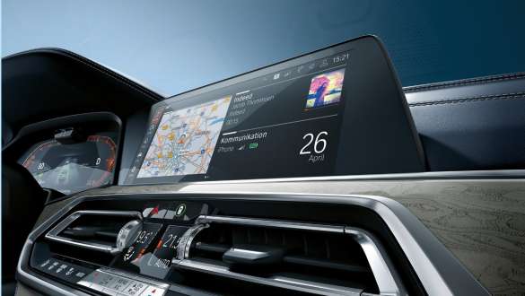 BMW X7 M Автомобил с BMW Live Cockpit Professional Изглед косо отдолу към BMW Live Cockpit Professional на BMW X7 M Автомобил, G07