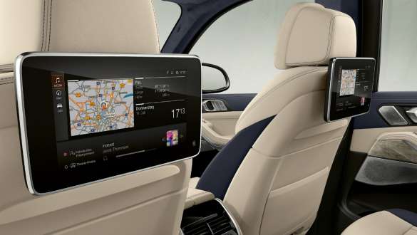 BMW X7 M Автомобил с мултимедийна система за задните места Professional BMW X7 M Автомобил, интериор, изглед отстрани към мултимедийната система за задните места Professional на гърбовете на предните седалки, G07