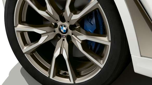 BMW X7 M Автомобил с М Спортни спирачки BMW X7 M Автомобил с М Спортни спирачки, G07, снимка отблизо на алуминиева джанта