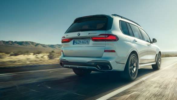 BMW X7 M Автомобил с Executive Drive Pro BMW X7 M Автомобил със система за контрол на окачването Executive Drive Pro, G07, три четвърти изглед отзад