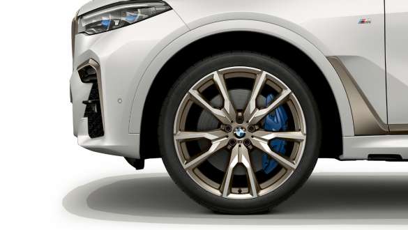 BMW X7 M Автомобил с М алуминиеви джанти BMW X7 M Автомобил с М алуминиеви джанти с V-образни спици 755 М, G07, снимка отблизо на джантата