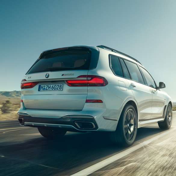 BMW X7 M50i, три четвърти изглед отзад BMW X7 M50i в цвят Mineral White, три четвърти изглед отзад, G07, 2019
