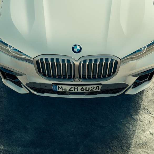 BMW X7 M Автомобил, предна част с BMW бъбрековидна радиаторна решетка BMW X7 M Автомобил M50d и M50i, предна част и преден капак от перспектива „птичи поглед“, G07, 2019