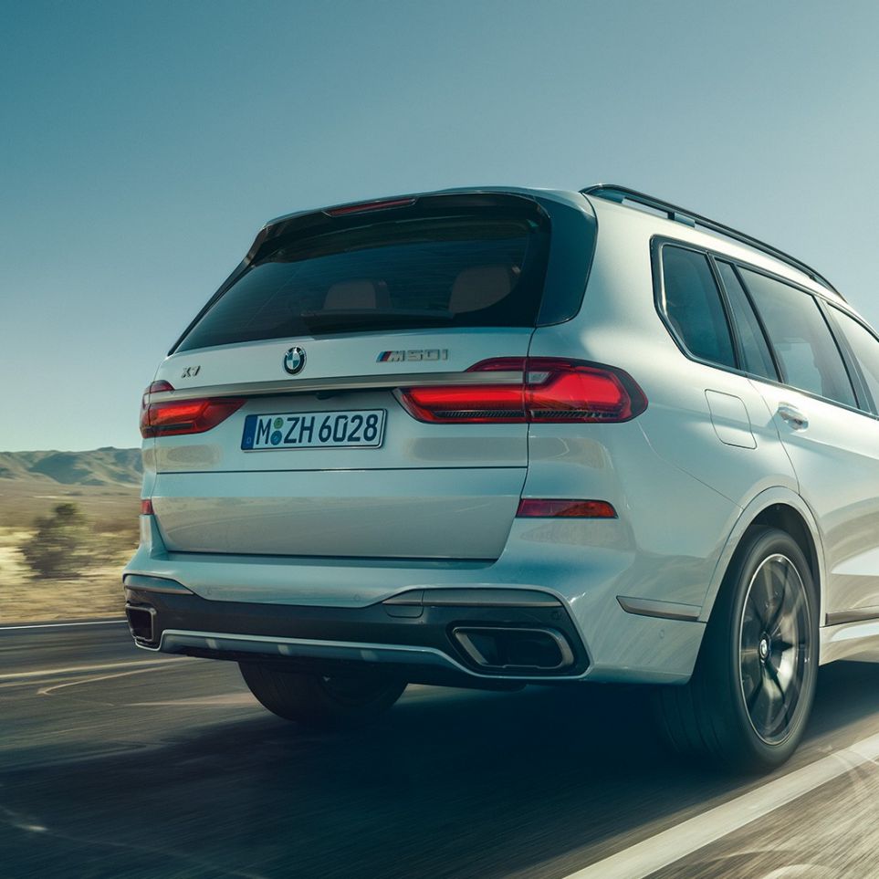 BMW X7 M50i, изглед отзад BMW X7 M50i в цвят Mineral White, в движение, изглед отзад, G07, 2019