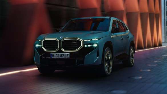 BMW XM G09 Plug-in хибрид Изглед отстрани BMW XM G09 Plug-in хибрид Изглед отстрани пред сграда