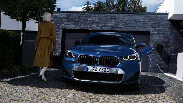 Plug-in хибрид BMW X2 xDrive25e F39 изглед отпред пред гараж Plug-in хибрид BMW X2 xDrive25e F39 изглед отпред пред гараж с модел