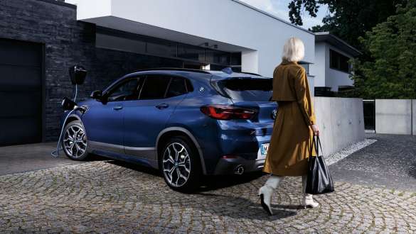 Plug-in хибрид BMW X2 xDrive25e F39 три четвърти изглед отзад при зареждане Plug-in хибрид BMW X2 xDrive25e F39 три четвърти изглед отзад при зареждане с модел