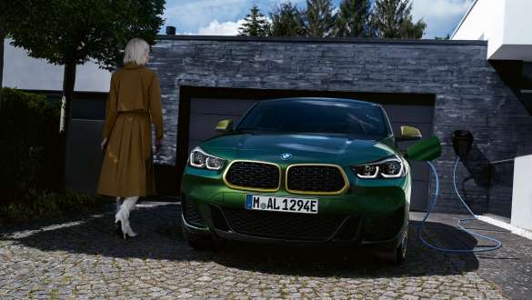 Plug-in хибрид BMW X2 xDrive25e F39 изглед отпред пред гараж Plug-in хибрид BMW X2 xDrive25e F39 изглед отпред пред гараж с модел
