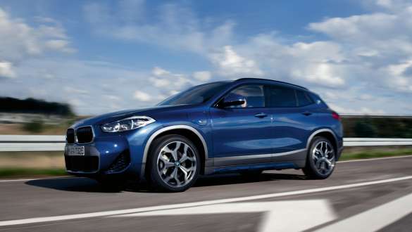 Plug-in хибрид BMW X2 xDrive25e F39 три четвърти изглед отстрани при движение Plug-in хибрид BMW X2 xDrive25e F39 три четвърти изглед отстрани при движение по пътя