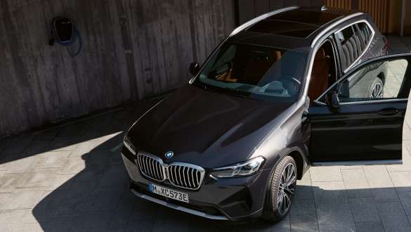 Plug-in хибридна технология BMW X3 xDrive30e G01 Sophisto Grey 2021 Plug-in хибридна технология BMW X3 xDrive30e G01 Sophisto Grey три четвърти изглед отпред 2021
