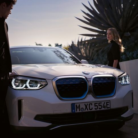 BMW iX3 G08 три четвърти изглед отпред с BMW i бъбрековидна радиаторна решетка BMW iX3 G08 2020 Mineral White metallic три четвърти изглед отпред с BMW i бъбрековидна радиаторна решетка