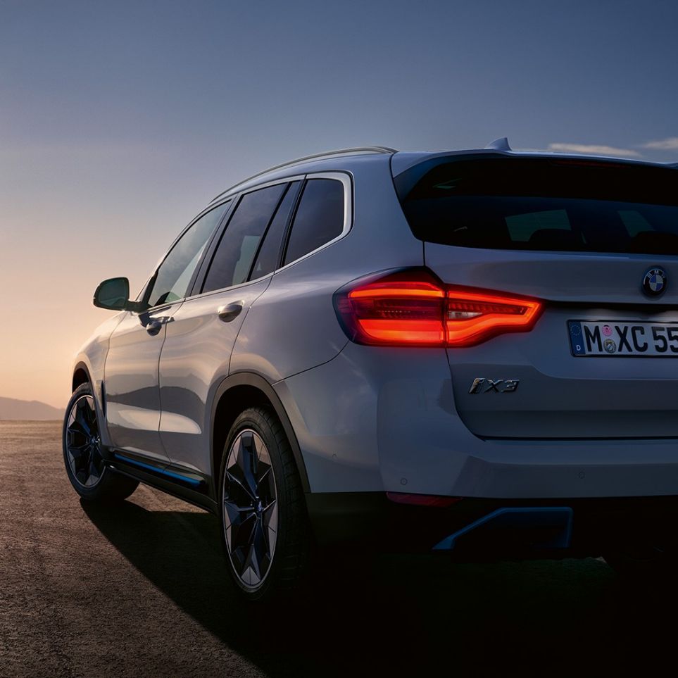 BMW iX3 G08 три четвърти изглед отзад на пътя BMW iX3 G08 2020 Mineral White три четвърти изглед отзад на пътя