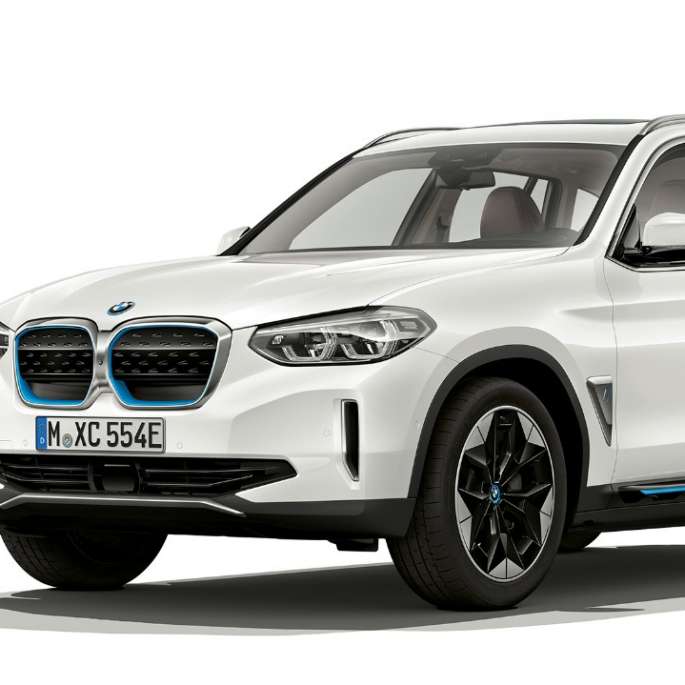 BMW iX3 G08 Модел „Impressive“ три четвърти изглед отпред BMW iX3 G08 2020 Модел „Impressive“ Mineral White metallic три четвърти изглед отпред