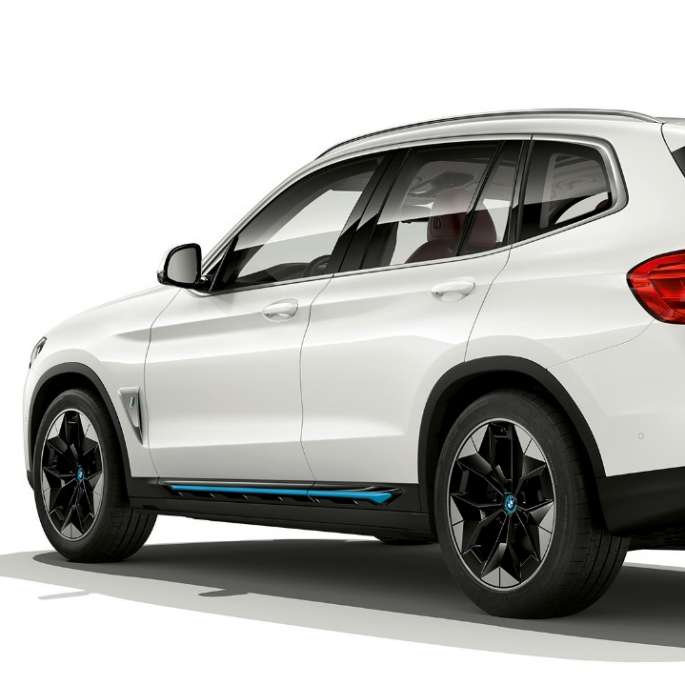 BMW iX3 G08 Модел „Impressive“ три четвърти изглед отпред BMW iX3 G08 2020 Модел „Impressive“ Mineral White metallic три четвърти изглед отзад