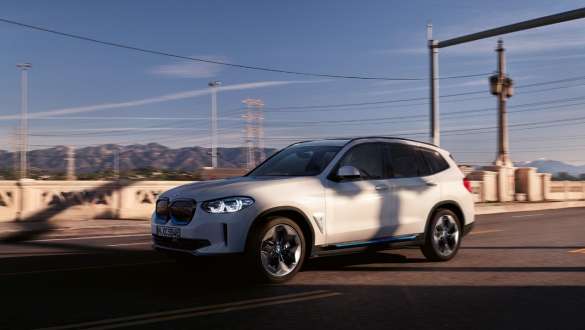 BMW IconicSounds Electric BMW iX3 G08 BMW IconicSounds Electric BMW iX3 G08 2020 Mineral White metallic в движение по пътя