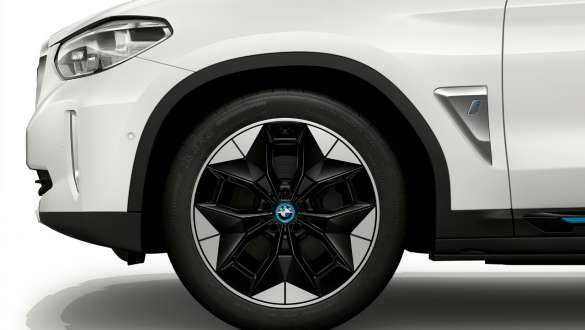 20-инчови аеродинамични джанти 843 Bicolor BMW iX3 G08 20-инчови аеродинамични джанти 843 Bicolor с гуми с различен размер гуми на предната и задната ос BMW iX3 G08 2020 Mineral White metallic снимка отблизо джанта
