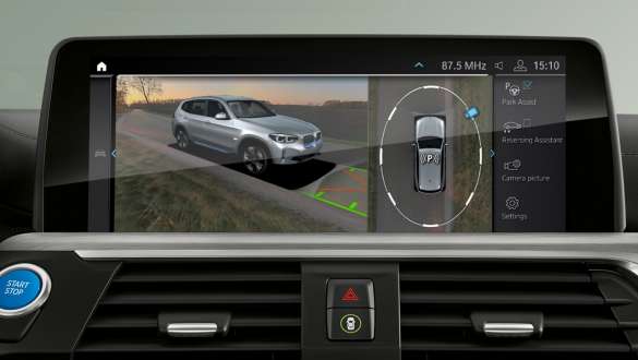 Асистент за паркиране Plus BMW iX3 G08 Асистент за паркиране Plus BMW iX3 G08 2020 контролен дисплей интериор