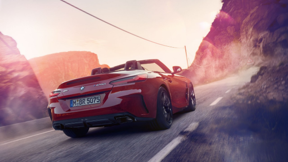 BMW Z4 Роудстър Променливо спортно кормилно управление BMW Z4 Roadster в движение отзад в планините