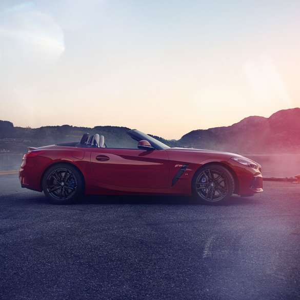 Странична снимка на BMW Z4 Роудстър Странична снимка на BMW Z4 Роудстър на фона на планинска панорама