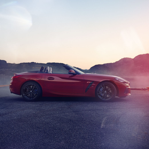 Странична снимка на BMW Z4 Роудстър Странична снимка на BMW Z4 Роудстър на фона на планинска панорама