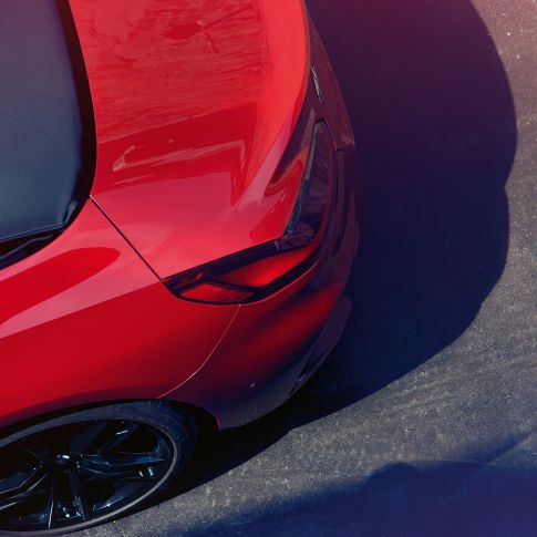 Задна част и задно колело на BMW Z4 Роудстър Задна част и задно колело на BMW Z4 Роудстър от перспектива „Птичи поглед“