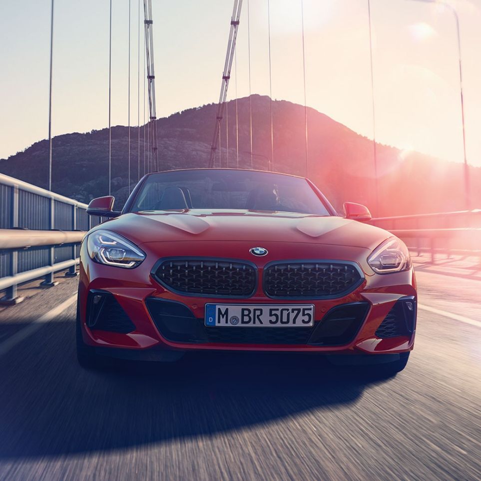 BMW Z4 Роудстър върху мост Снимка отпред на BMW Z4 Роудстър върху мост
