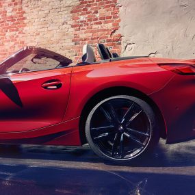 Странична снимка на BMW Z4 Роудстър Странична снимка на BMW Z4 Роудстър пред тухлена стена