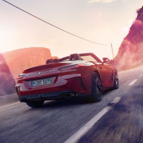 Снимка на задната част на BMW Z4 Роудстър Снимка на задната част на BMW Z4 Роудстър на междуградски път