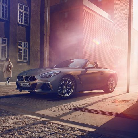 BMW Z4 Роудстър на улицата Сиво BMW Z4 Роудстър на улицата пред къща