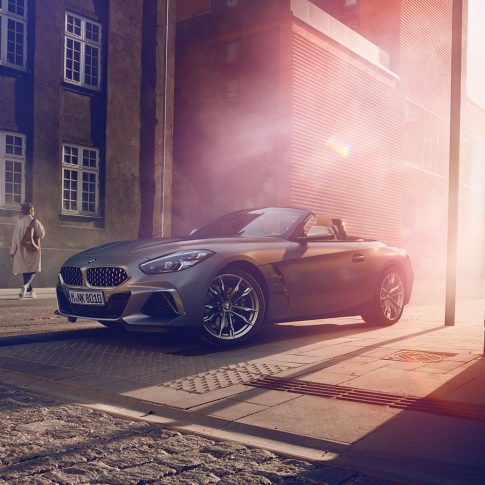 BMW Z4 Роудстър на улицата Сиво BMW Z4 Роудстър на улицата пред къща
