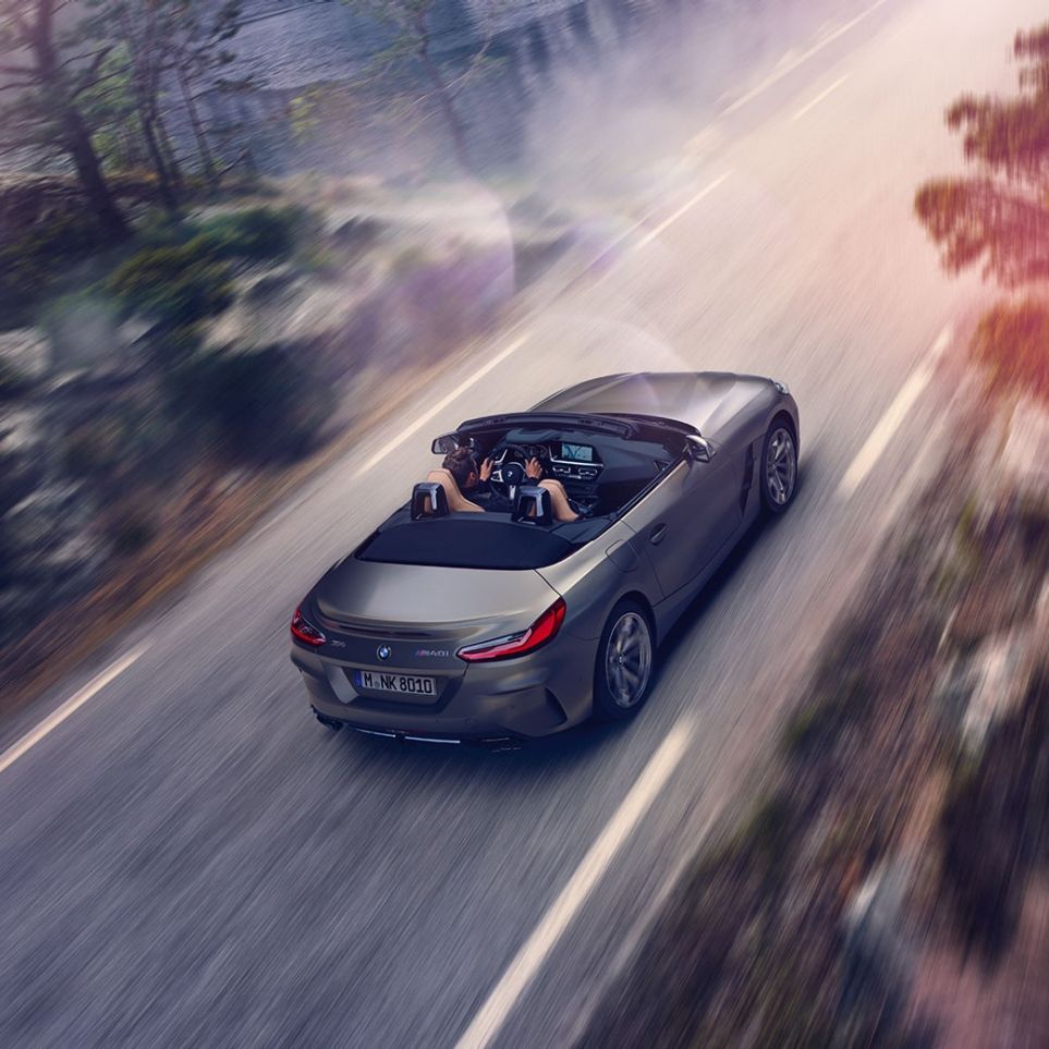 BMW Z4 Роудстър отгоре Сиво BMW Z4 Роудстър в движение отгоре