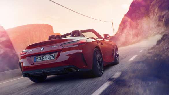 BMW Z4 Роудстър (G29) Променливо спортно кормилно управление Движещо се BMW Z4 Роудстър (G29) отзад в планините