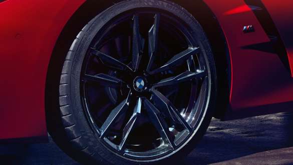 BMW Z4 Роудстър (G29) М Спортни спирачки BMW Z4 Роудстър (G29) снимка отблизо на М Спортните спирачки
