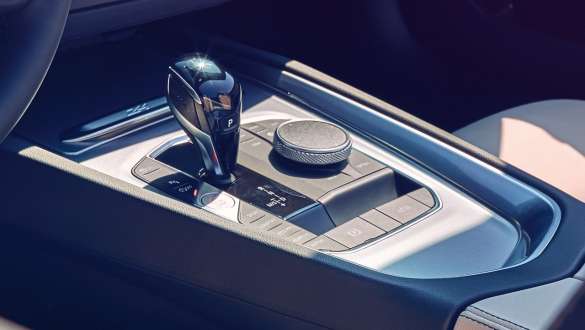 BMW Z4 Роудстър (G29) Steptronic Sport трансмисия BMW Z4 Роудстър (G29) Steptronic Sport трансмисия Снимка отблизо на средната конзола