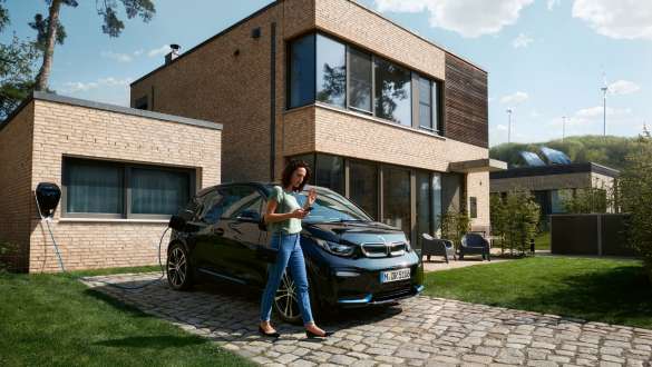 BMW i3 на зарядна станция през собствен дом BMW частно зареждане BMW i3 на зарядна станция през собствен дом