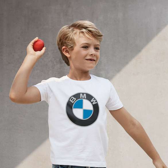 Колекция за деца на BMW. Момче носи продукти от колекцията за деца на BMW.
