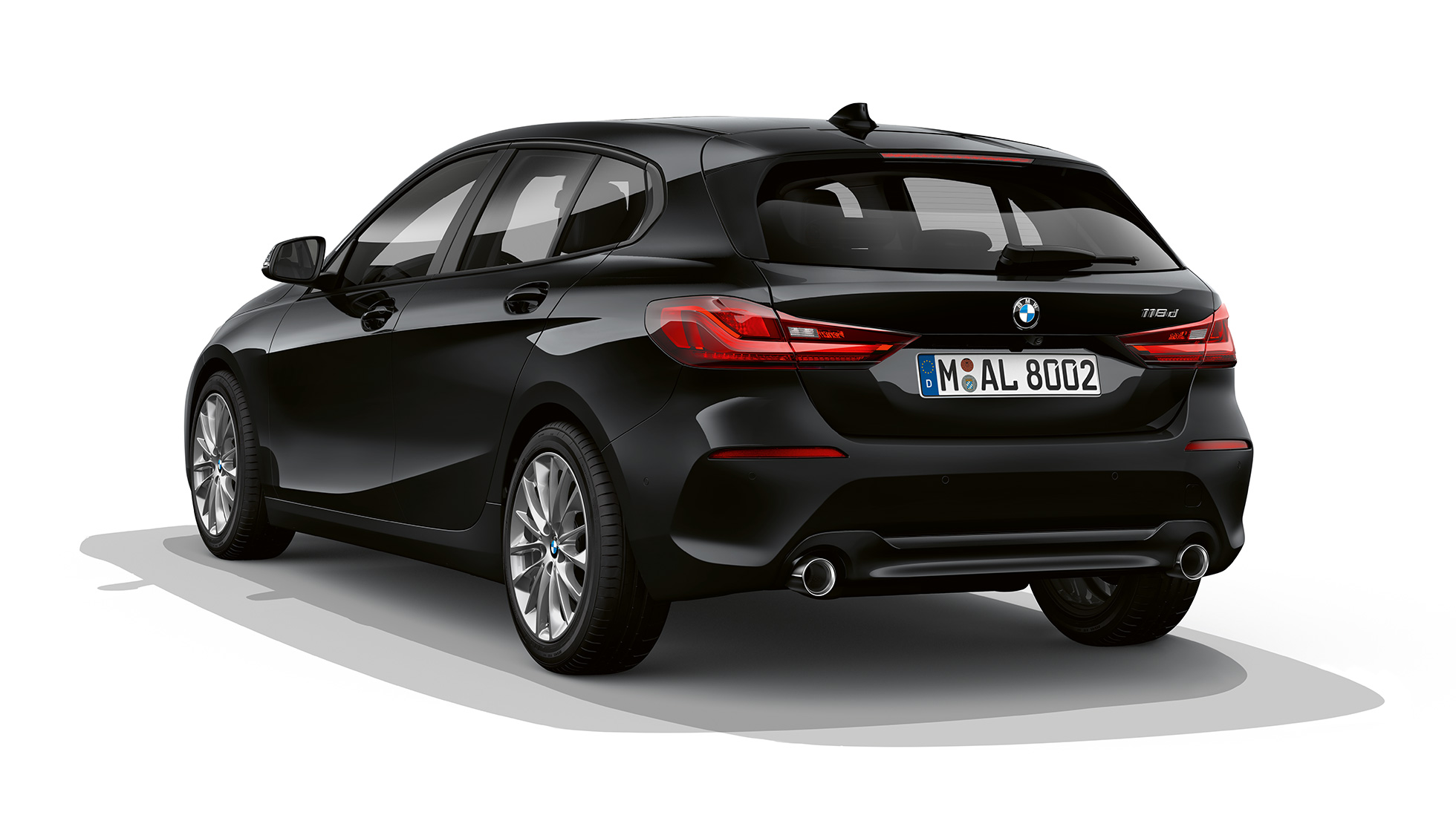 BMW Серия 1 Модел Advantage, три четвърти изглед отзад. BMW Серия 1 Модел Advantage, в черен цвят, студийна снимка, три четвърти изглед отзад.