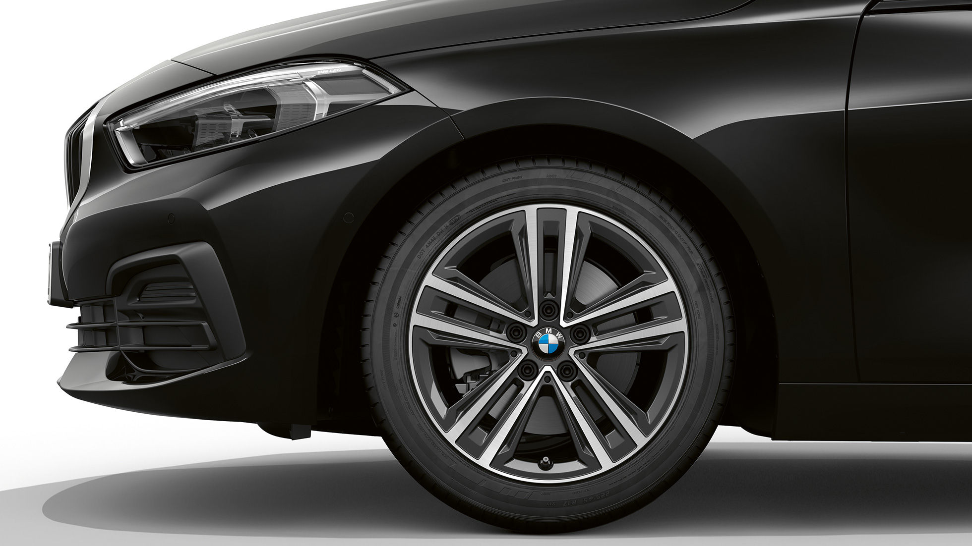 16-инчови алуминиеви джанти със звездовидни спици 517. BMW Серия 1 Модел Advantage, в черен цвят, страничен иглед отпред с 16-инчови алуминиеви джанти със звездовидни спици 517.