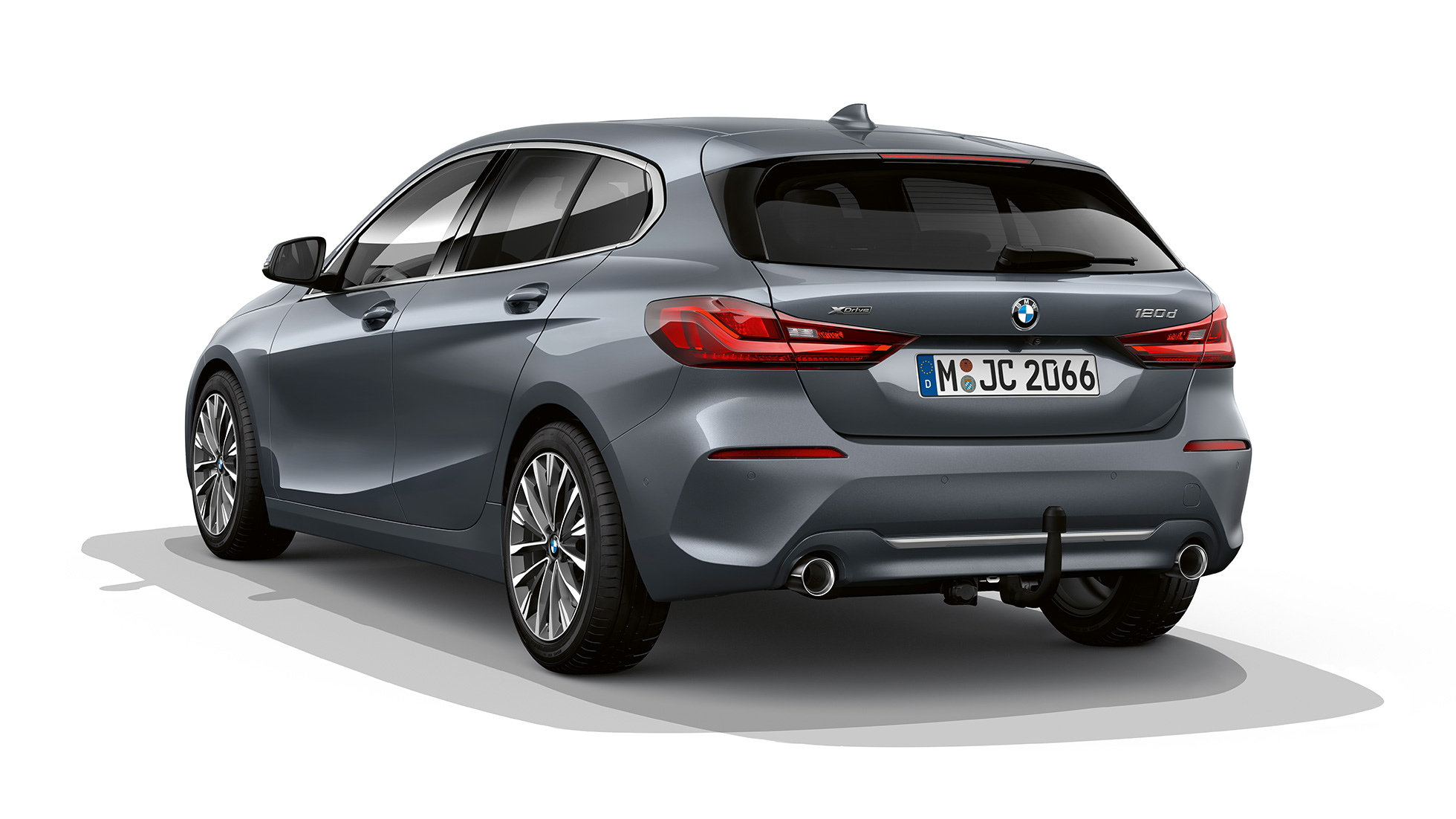 BMW Серия 1 Модел Luxury Line, три четвърти изглед отзад. BMW Серия 1 Модел Luxury Line в цвят Storm Bay metallic, студийна снимка, три четвърти изглед отзад.