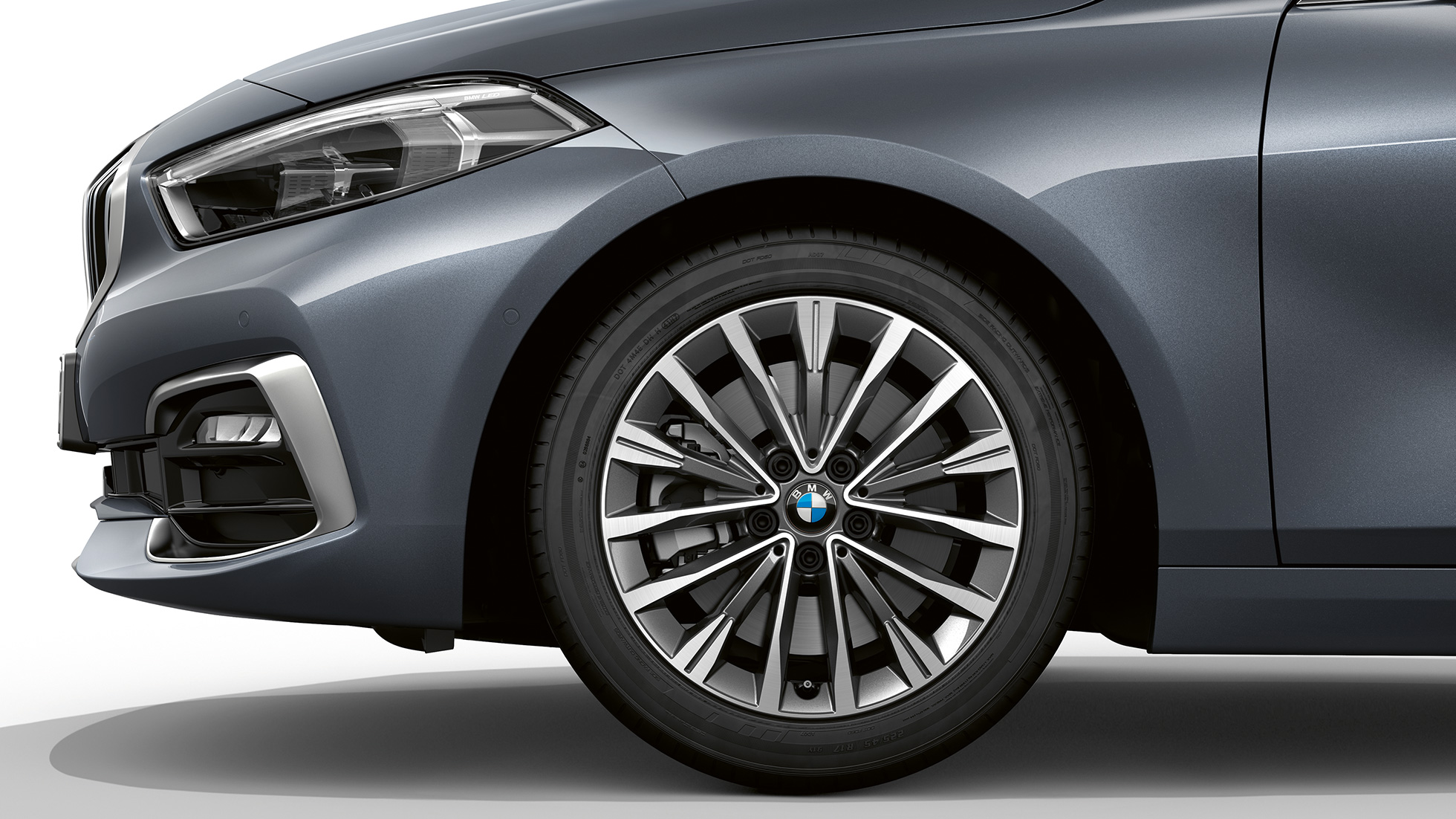 17-инчови алуминиеви джанти с тънки спици 547 BMW Серия 1 Модел Luxury Line в цвят Storm Bay metallic, изглед отстрани със 17-инчови алуминиеви джанти с тънки спици 547