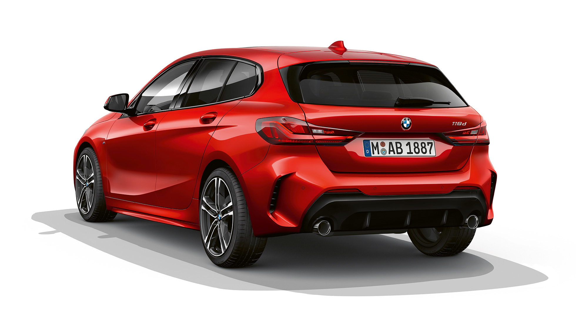 BMW Серия 1 Модел M Sport, три четвърти изглед отзад. BMW Серия 1 Модел M Sport в цвят Melbourne Red metallic, студийна снимка, три четвърти изглед отзад.