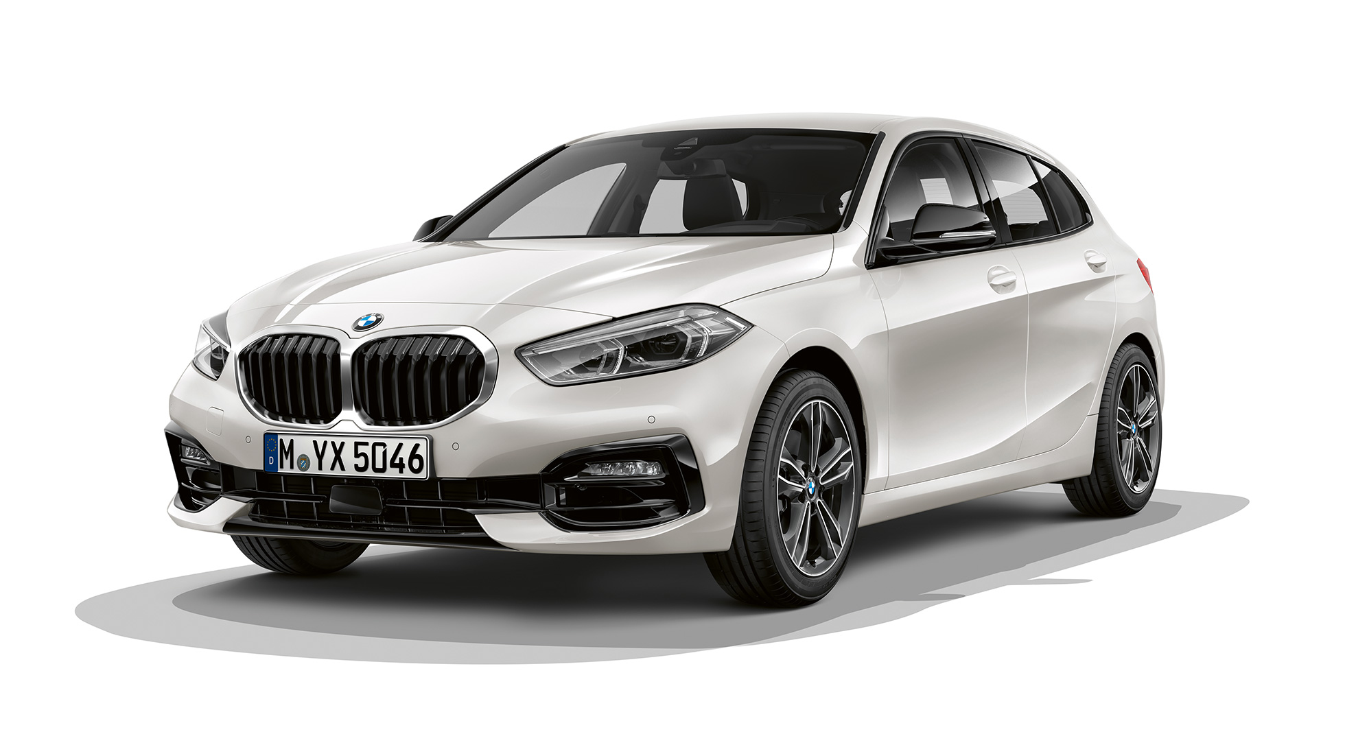 BMW Серия 1 Модел Sport Line, три четвърти изглед отпред BMW Серия 1 Модел Sport Line в цвят Mineral White metallic, студийна снимка, три четвърти изглед отпред