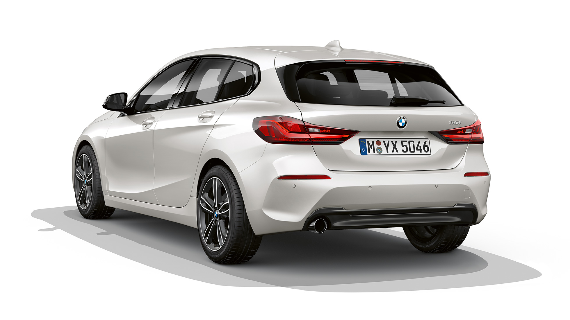 BMW Серия 1 Модел Sport Line, три четвърти изглед отзад BMW Серия 1 Модел Sport Line в цвят Mineral White metallic, студийна снимка, три четвърти изглед отзад