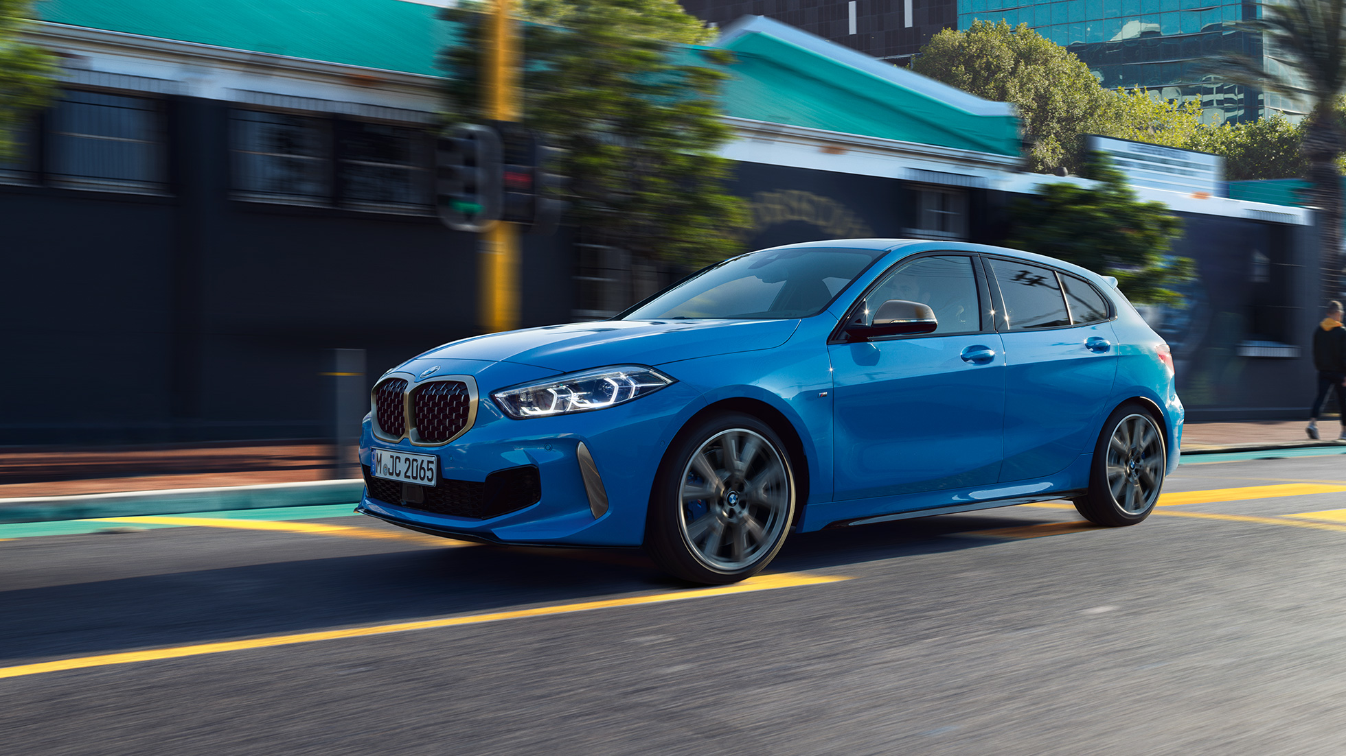 BMW Серия 1, три четвърти изглед отстрани. BMW Серия 1 в Misano Blue metallic, три четвърти изглед отстрани в движение.