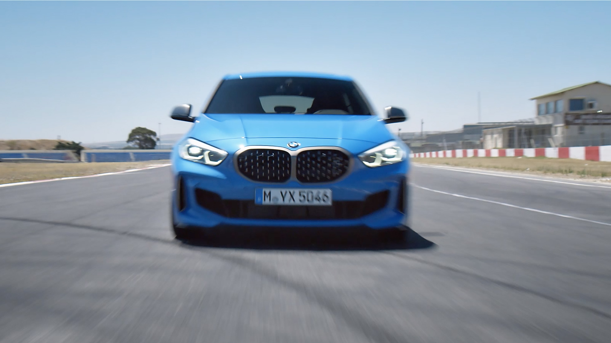 BMW Серия 1 филм с шофиране. BMW Серия 1 филм със сцени с динамично шофиране.