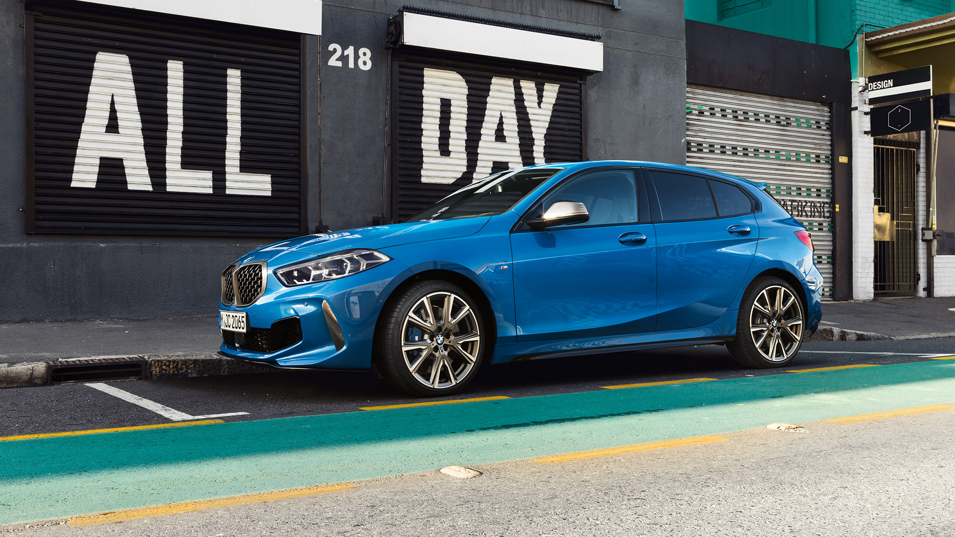 BMW Серия 1, на паркинг. BMW Серия 1 в цвят Misano Blue metallic, изглед отстрани на паркинг.