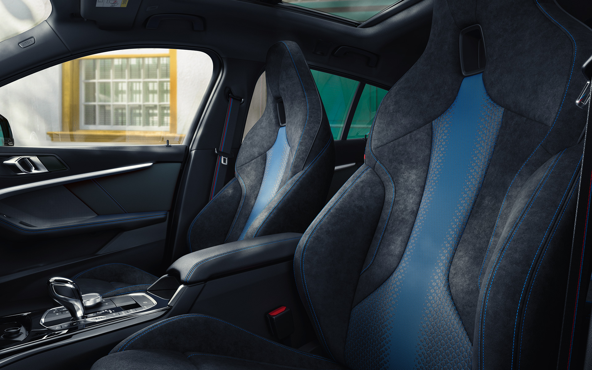 BMW Серия 1 F40 М спортни седалки Ергономично оформени М спортни седалки в BMW Серия 1 (F40) със син контрастен шев и интегрирани подглавници