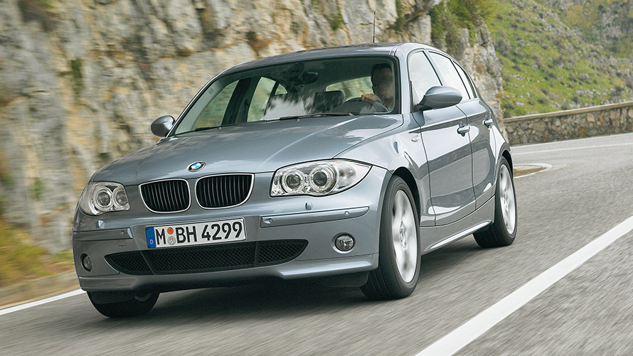 BMW Серия 1 (E87) три четвърти изглед отпред в движение пред хълм BMW Серия 1 (E87) три четвърти изглед отпред в движение пред хълм