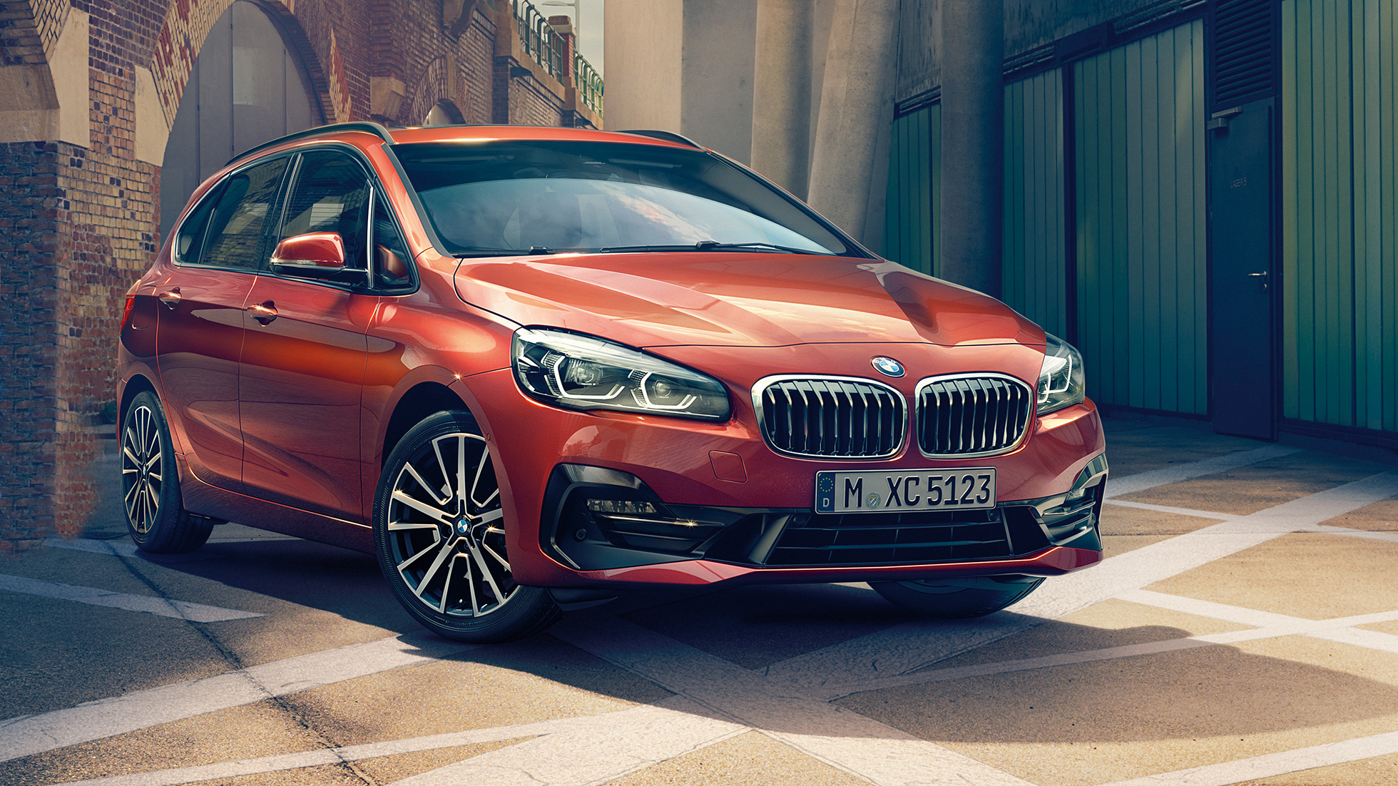 Екстериор BMW Серия 2 Актив Турър BMW Серия 2 Актив Турър F45 фейслифт 2018 Sunset Orange metallic три четвърти изглед отпред паркирано в алея